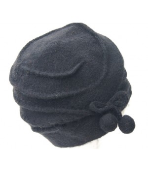 Moderne Mütze schwarze Bommel