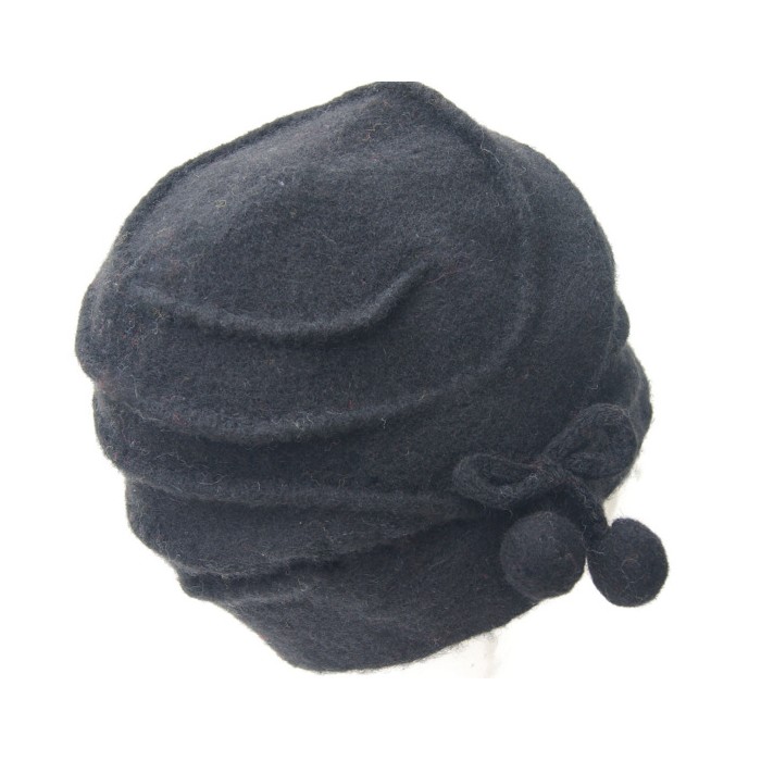 Moderne Mütze schwarze Bommel