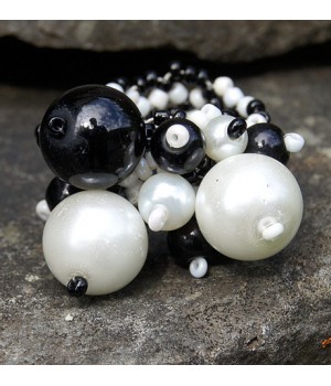 Gehäkelter flexibler Ring, schwarz weiße Perlen.