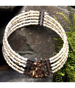Hals Reif aus Creme-braunen Perlen mit kleinen Steinchen